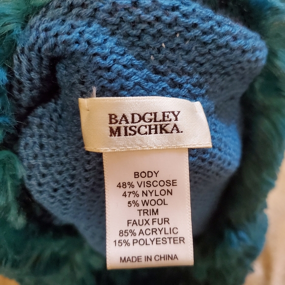 Badgley Mischka Honeycomb Stitch Collar Scarf With Faux Chinchilla - Picture 4 of 8